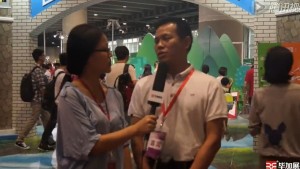 2015年新華集團少兒館負責人接受畢加展覽采訪
