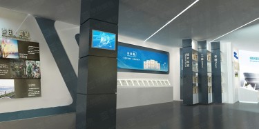 “八一勋章”获得者参观建军九十周年主题展览