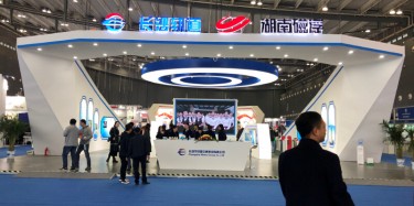 进博会特装展台搭建使用玻璃的三大优点